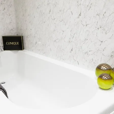 The Court Yard - Fantastic Location!