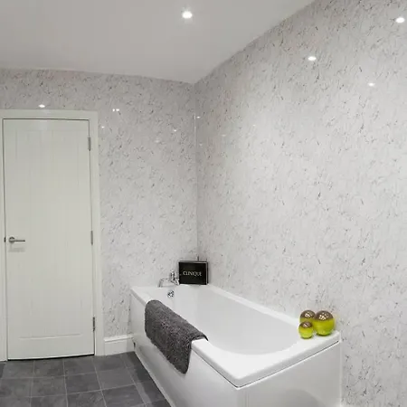 아파트 The Court Yard - Fantastic Location! *