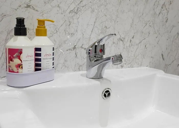 The Court Yard - Fantastic Location! *