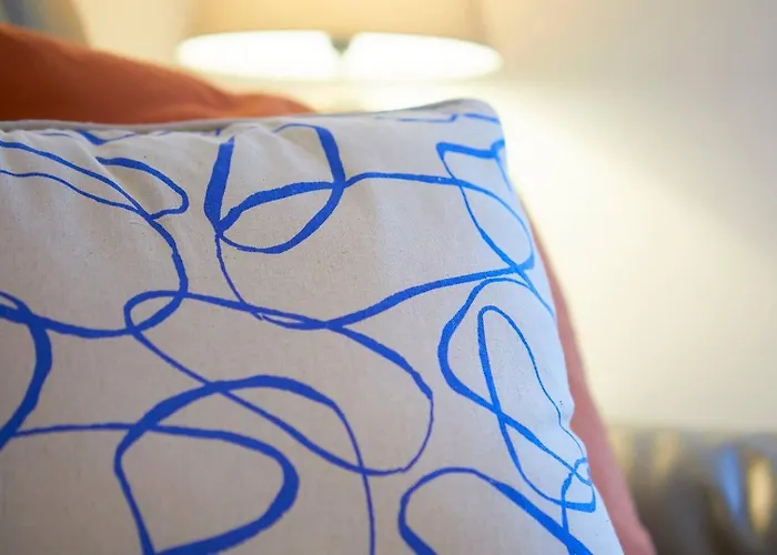 The Court Yard - Fantastic Location! شقة